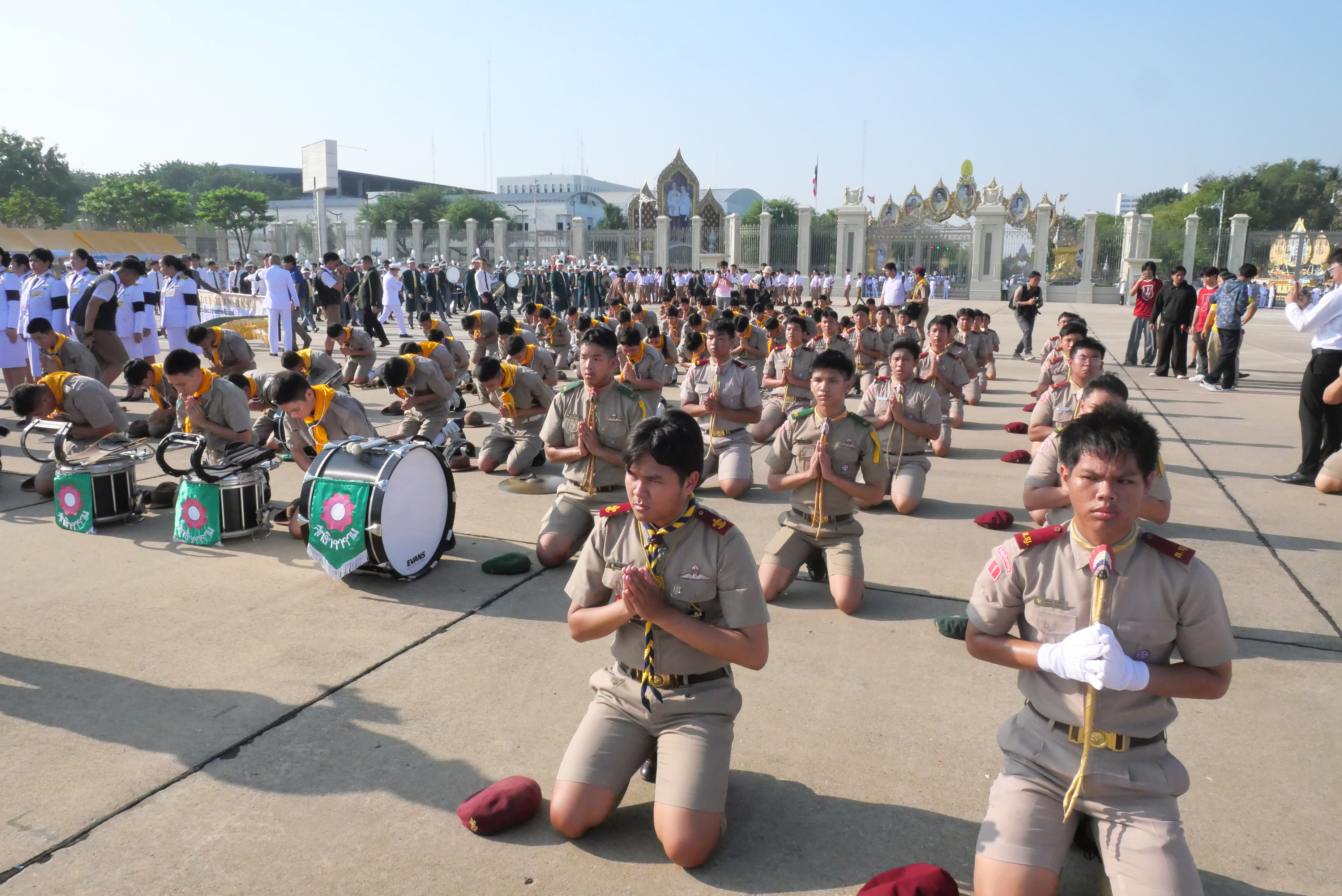 title - ส.ป.ก. วางพวงมาลาน้อมรำลึกในพระมหากรุณาธิคุณ 